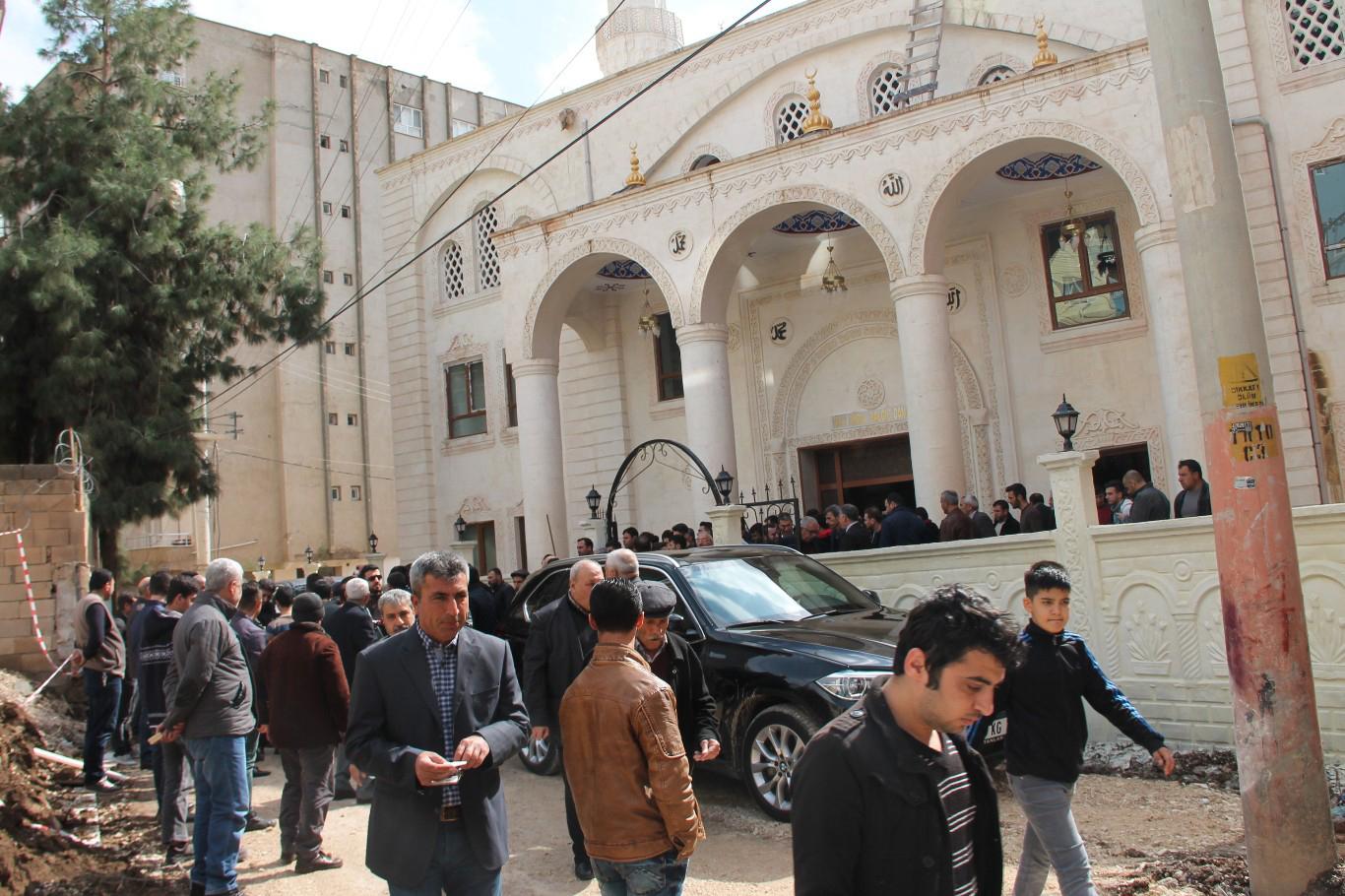 Kızıltepe'de 3 katlı bin 500 kapasiteli cami ibadete açıldı